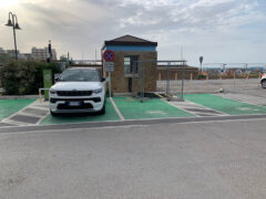 Colonnina per ricaria auto elettriche danneggiata al porto di Senigallia