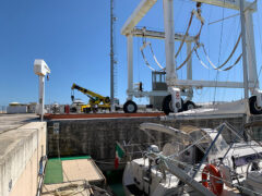 Autogru per sollevamento natanti al porto di Senigallia