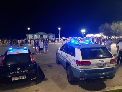 Polizia e Carabinieri davanti alla Rotonda di Senigallia