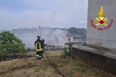 Incendio sterpaglie su strada del Giardino