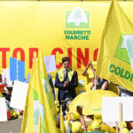 Il presidente della Regione Marche Francesco Acquaroli parla ai manifestanti della Coldiretti