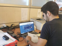 Agenzia pratiche auto La Senigalliese - Marco al lavoro