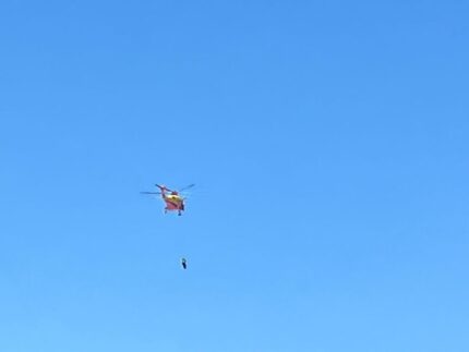 Medico calato dall'eliambulanza con il verricello