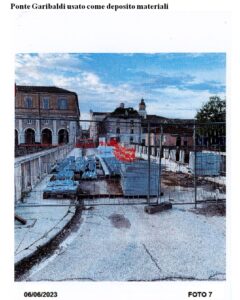 Vecchio ponte Garibaldi utilizzato come deposito materiali