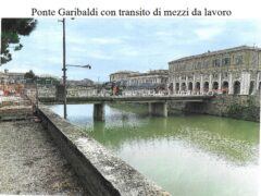 Vecchio ponte Garibaldi con transito mezzi da lavoro