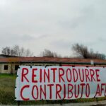 Striscioni sulle politiche abitative esposti alle ex Colonie GIL sul lungomare Da Vinci