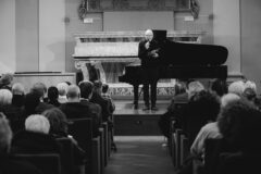 Federico Mondelci introduce il concerto della pianista Jin Ju a Senigallia - Foto Simone Luchetti
