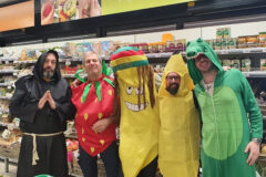 Staff in maschera per il Carnevale al Conad City di Cesanella a Senigallia