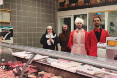 Staff in maschera per il Carnevale al Conad City di Cesanella a Senigallia