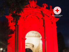 Porta Lambertina illuminata di rosso per la giornata mondiale della Croce Rossa e della Mezzaluna Rossa