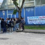 Protesta all'esterno della piscina del Molinello