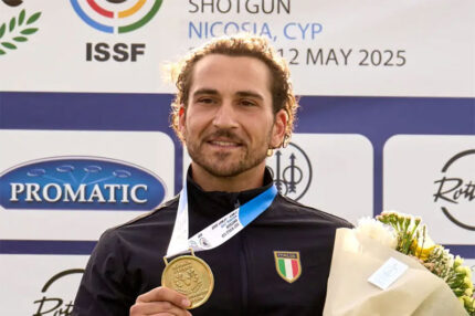 Elia Sdruccioli con la medaglia d'oro dello Skeet in Coppa del Mondo
