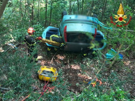 Incidente con ferito: auto ribaltata ad Arcevia in via San Martino