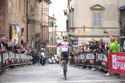 Tommaso Cingolani in trionfo a Ostra