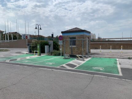 Foto 7 Punto di rifornimento elettrico abbattuto nel giugno 2021 e mai ripristinato