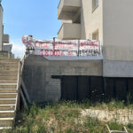 Striscione Arvultùra in cantiere ERAP via Strada Settima a Cesano di Senigallia