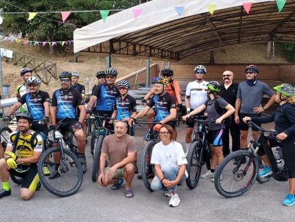 Ciclisti escursionisti sui colli arceviesi