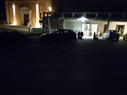 Piazza Leopardi al buio a Ripe di Trecastelli