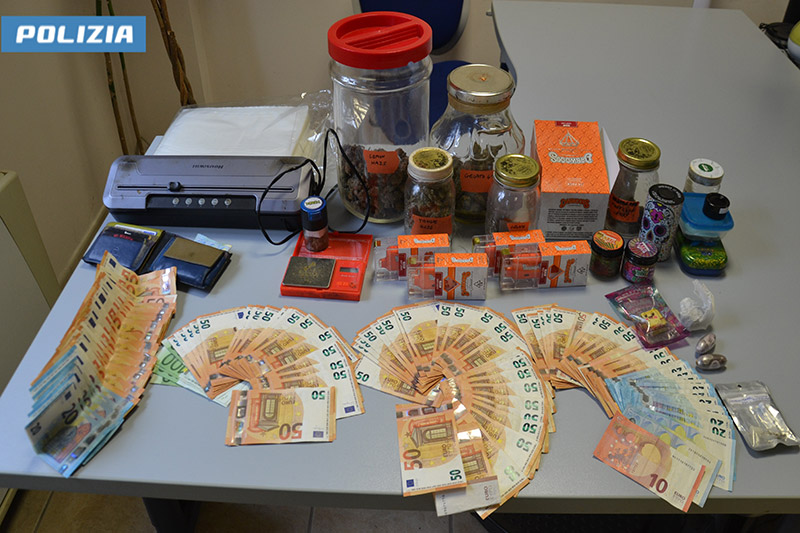 Hashish, marijuana, denaro e materiale sequestrato dalla Polizia