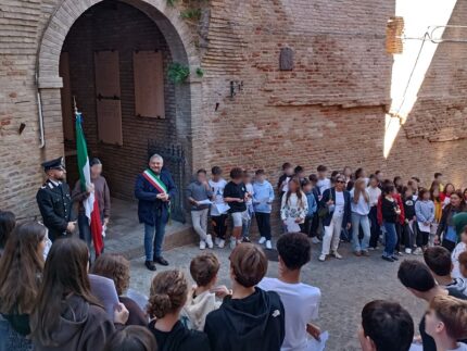 Ragazzi e ragazze di Corinaldo ricordano i caduti