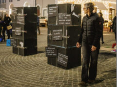 Flash mob in piazza Saffi "Fuori la guerra dalla storia"