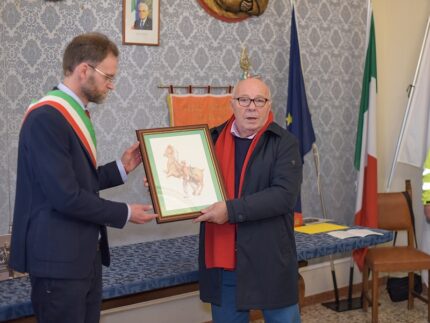 Consegna di una stampa al sindaco di Barbara Massimo Chiù