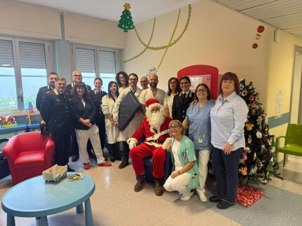 I Carabinieri in visita al reparto di pediatria