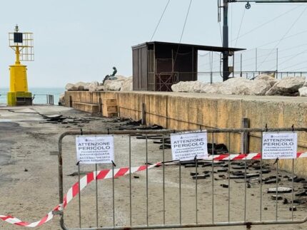 Detriti sul molo sud del porto