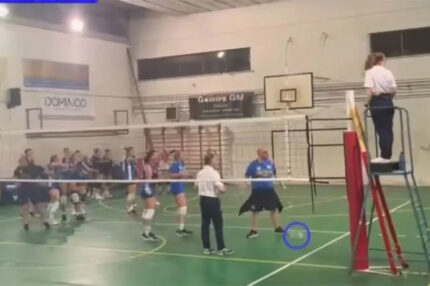 Bottiglia lanciata a Campo Boario durante US Pallavolo Senigallia - Team 80 Gabicce