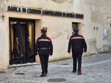 Carabinieri davanti alla filiale di Barbara della BCC di Ostra Vetere