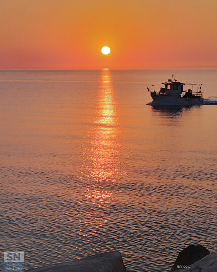 L'alba dei pescatori. Mare di Senigallia - Foto Enrico Petrini