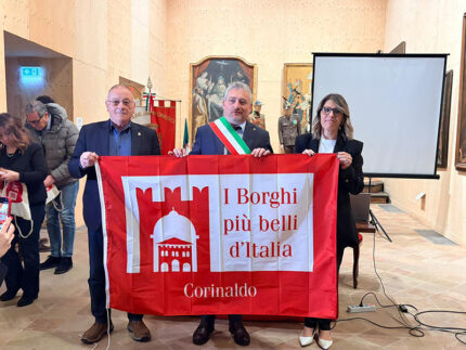 Francesco Spallacci (al centro) nell'associazione I borghi più belli d'Italia