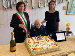 Marisa Abbondanzieri ed Elisa Badiali con il centenario Quinto Capitanelli