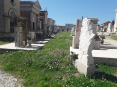 Incuria al cimitero di Ostra