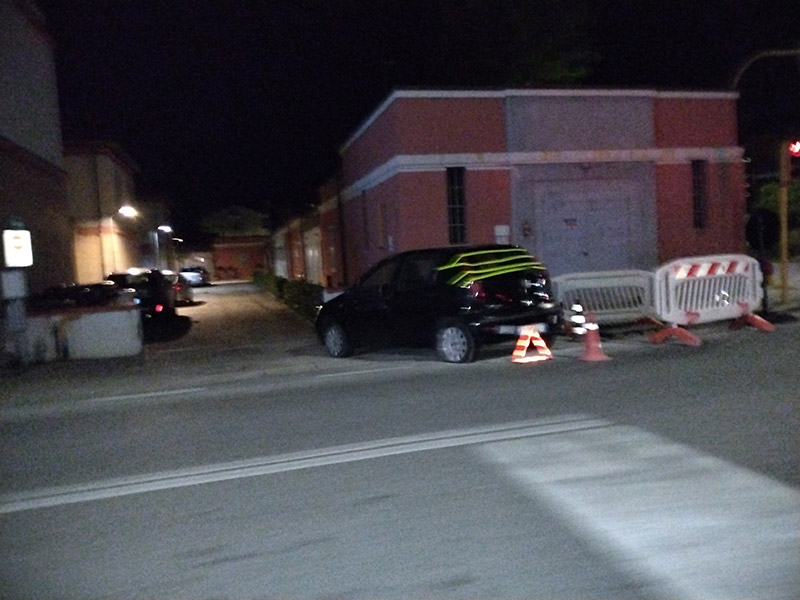 Carcassa d'auto spostata nei pressi di Villa Aosta