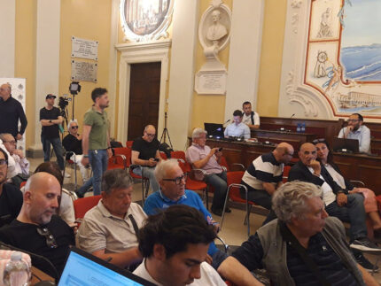 Sala consiliare di Senigallia durante lo scrutinio delle Comunali 2026
