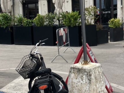 Strada chiusa nei pressi del parcheggio antistante il Foro Annonario