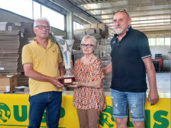 Enzo Pirani e Alberto Ceccacci del Gruppo Sportivo Ostra premiati dalla Signora Ines