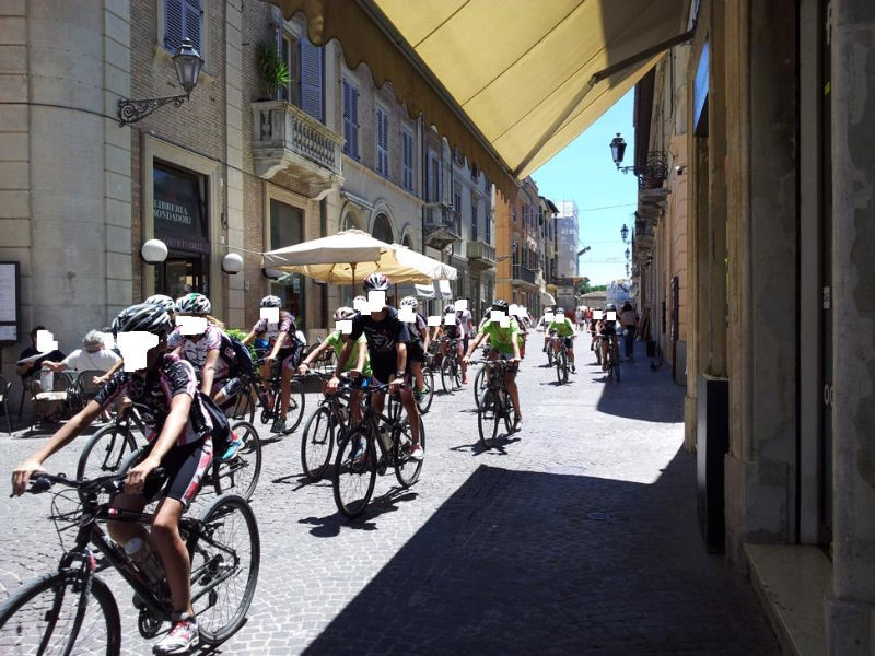 Ciclisti a spasso nel Corso 2 Giugno