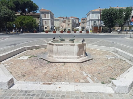 Fontana delle oche in largo Puccini a Senigallia