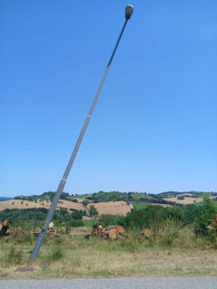 Ostra: lampione dissestato