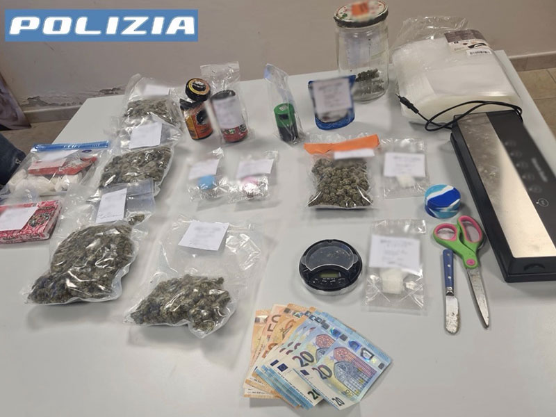 Stupefacenti, denaro e materiale sequestrati
