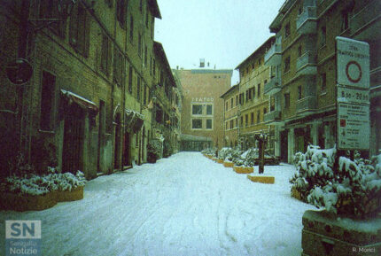 Suggestiva nevicata del 30 dicembre 1996: Via Cesare Battisti; sullo sfondo il Teatro - Foto Rossano Morici