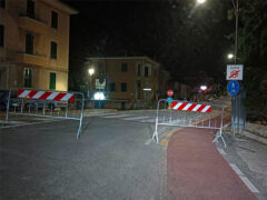 Transenne spostate in mezzo alla strada a Corinaldo