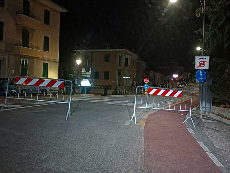 Transenne spostate in mezzo alla strada a Corinaldo