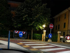 Transenne spostate in mezzo alla strada a Corinaldo