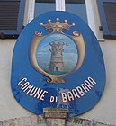 Lo Stemma comunale  sopra il Municipio