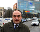 Il SIndaco Bello davanti al Palazzo del Comitato regionale a Bruxelles