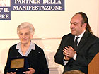 Massimo Bello consegna a Mariella Rossi il "Premio alla Memoria" per il marito Enzo Rossi