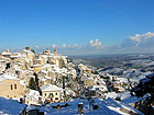 Vista di Arcevia innevata (foto di repertorio)